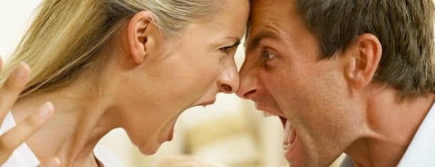 Skurile Dating Arten verdeutlicht anhand von Mann und Frau die sich Kopf an Kopf anschreien