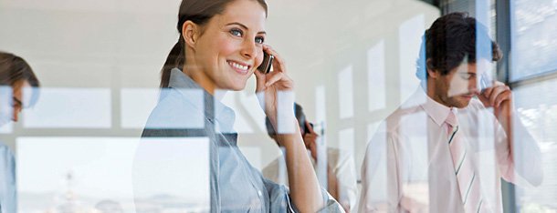 Frau setzt am Telefon ihre Wunderwaffe Stimme ein