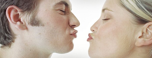 Mann und Frau kurz vor dem Kuss schlagen Ihre Gestik und Mimik nicht in die Flucht