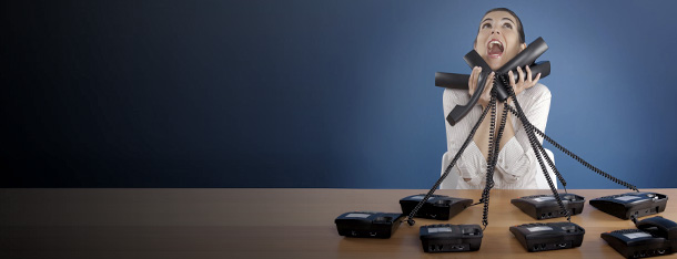 Date mit einer Familienmanagerin symbolisch durch Frau, die an sechs Telefonhörern gleichzeitig hängt