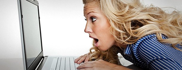 Frau ist unter Druck vor Laptop und fragt sie wie sie ihr erstes Treffen vorbereiten soll