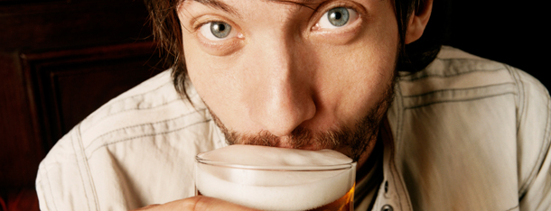 Date Partner schlürft an seinem Bier als Sommerdrink