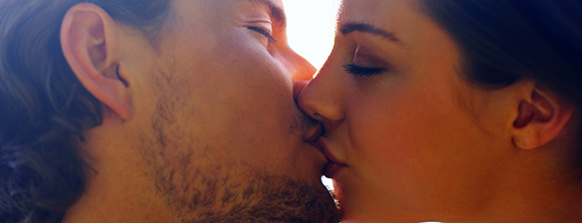 Mann und Frau versuchen herauszufinden welcher Sextyp sie sind und küssen sich