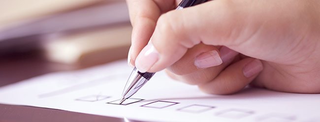 Frau hackt mit Kulli Ihre Checkliste mit Ansprüchen an einen Partner ab und merkt das sie ungesund werden