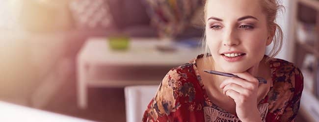Frau mit Stift in der Hand als Symbol für Frauenfakten