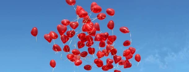 Herzluftballons als Symobl für Liebesweisheiten