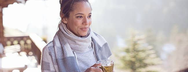 Selbstliebe lernen: Frau schaut skeptisch