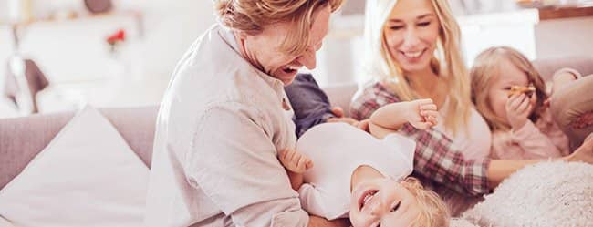 Zusammenbleiben wegen Kind: Eltern und zwei Kinder spielen gemeinsam
