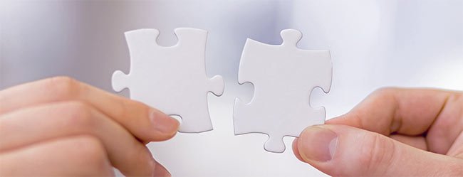 Wie wichtig ist Sex? Diese Frage wird symbolisch durch zwei Puzzleteile die zusammengesetzt werden dargestellt