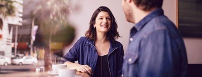 Mann übt im Alltag Frauen anzusprechen