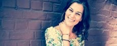 Single-Frau strahlt in die Kamera beim ElitePartner Shooting