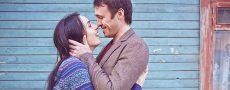 Frau und Mann umarmen sich und haben eine Fernbeziehung