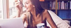 Sapiosexuell: Frau schaut aus dem Fenster