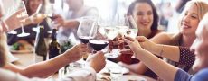 Familie stößt mit Wein an: Frau ist verliebt in Cousin