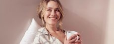 Frau lächelt in Kamera als Single mit 30