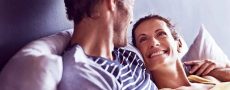 Mann und Frau strahlen sich auf Couch an. Hat er Interesse?