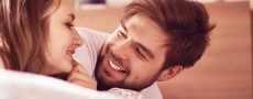 Frau und Mann liegen im Bett beieinander und sind unsicher ob Beziehung am Ende ist