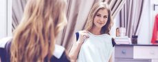 Erstes Date welches Outfit? Fragt sich Frau beim anprobieren