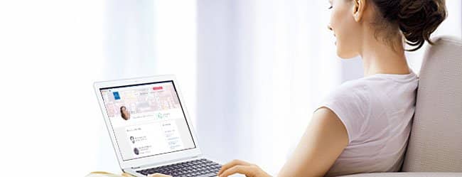 Frau am Laptop formuliert Profiltext