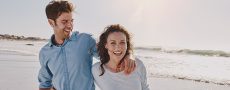 Pärchen am Strand hat die Partnersuche ab 50 beendet