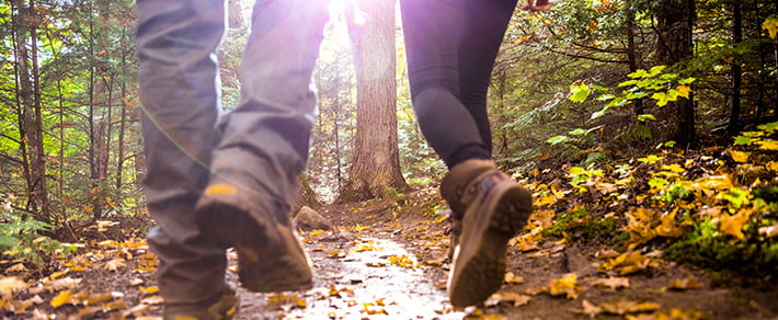 Mann und Frau beim Wandern als Date-Idee für den Herbst