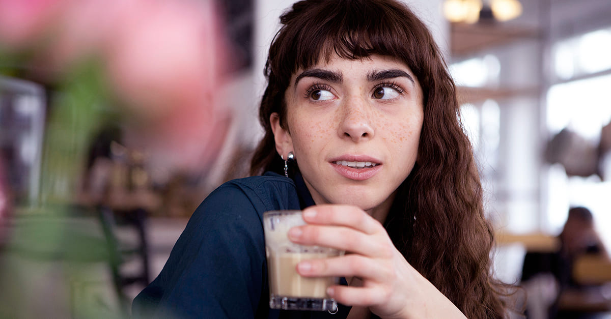 Frau schaut ihr Date nach einem typischen No-Go entgeistert an