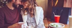 Ex hat neue Freundin und flirtet mit ihr im Cafe