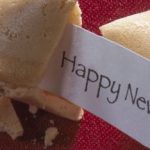 Silvester mit neuem Partner symbolisch durch geöffeneten Glückskeks mit Neujahrsbotschft dargestellt