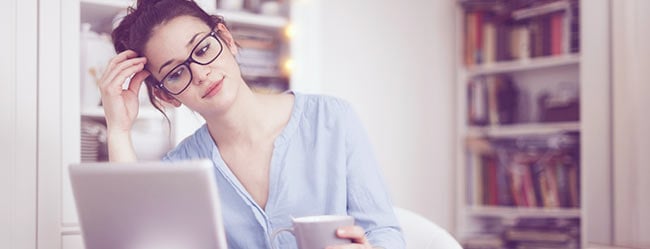 Frau sitzt geknickt vor Ihrem Laptop weil Sie ein schlechtes Date hatte