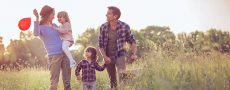 Verabredung mit Kind: Mann und Frau treffen sich mit zwei Kindern und machen Spaziergang durch die Natur