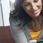 Frau am Tablet kennt die Tipps für den richtigen Umgang mit Ex und Date auf Facebook