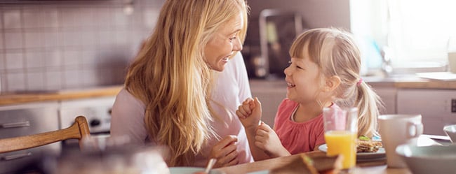 Frau mit Kind per Samenspende gemeinsam in der Küche beim Frühstück