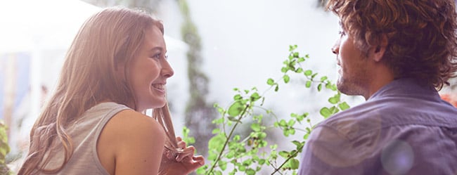 Frau und Mann beim ersten Treffen im Grünen versuchen unbewusste Fehler zu vermeiden