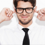 Mann mit Brille hält sich Ohren zu um herauszufinden wie anziehend eine Stimme wirkt