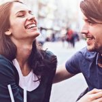 Flirtsignale zwischen Mann und Frau in der Fußgängerzone