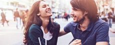Flirtsignale zwischen Mann und Frau in der Fußgängerzone