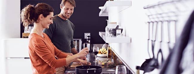 Frau und Mann kochen gemeinsam - haben ein Date zu Hause