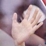 Sexuelles Erlebnis im Auto durch Nahaufnahme von angelaufenen Fensterscheibe eines Autos dargestellt