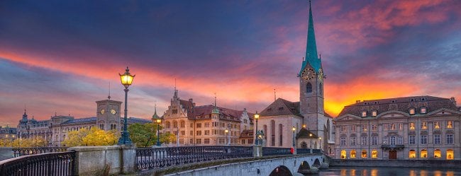 Panorama von Zürich im Sonnenuntergang als Motivation Singles in Zürich kennenzulernen