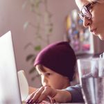 Frau auf Partnersuche mit Kind zu Hause am PC