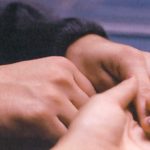 Mann und Frau halten Händchen als Symbol für Trennung trotz Liebe