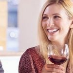 Mann versucht Frau zu erobern, indem er ihr beim Weinabend tief in die Augen schaut