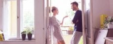 Mann und Frau stehen in Tür und wollen Eifersucht bekämpfen