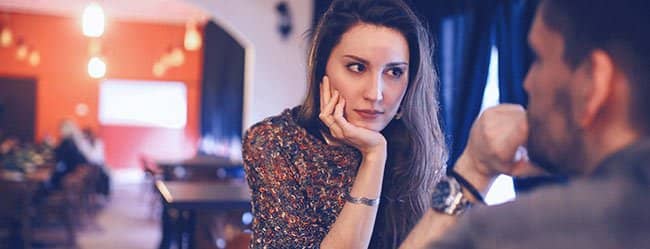 Frauen manipulieren: Mann und Frau schaue sich tief in die Augen