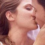 Frau küsst Mann, weil sie fremdgehen will
