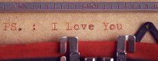 Mann will Liebe gestehen, mit der Schreibmaschine und schreibt "love You"