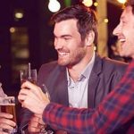 Vier verschiedene Männertypen stossen zusammen mit Bier an