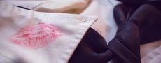 Mann geht fremd: Visualisiert durch die Nahaufnahme eines Hemdkragens mit Kussabdruck von Frauenlippenstift