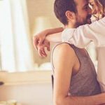 Mann und Frau umarmen sich als Zeichen für sexuelle Anziehung
