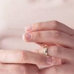 Hände einer Frau, die mit Ring am Finger spielt und sich fragt: "Warum heiraten?"